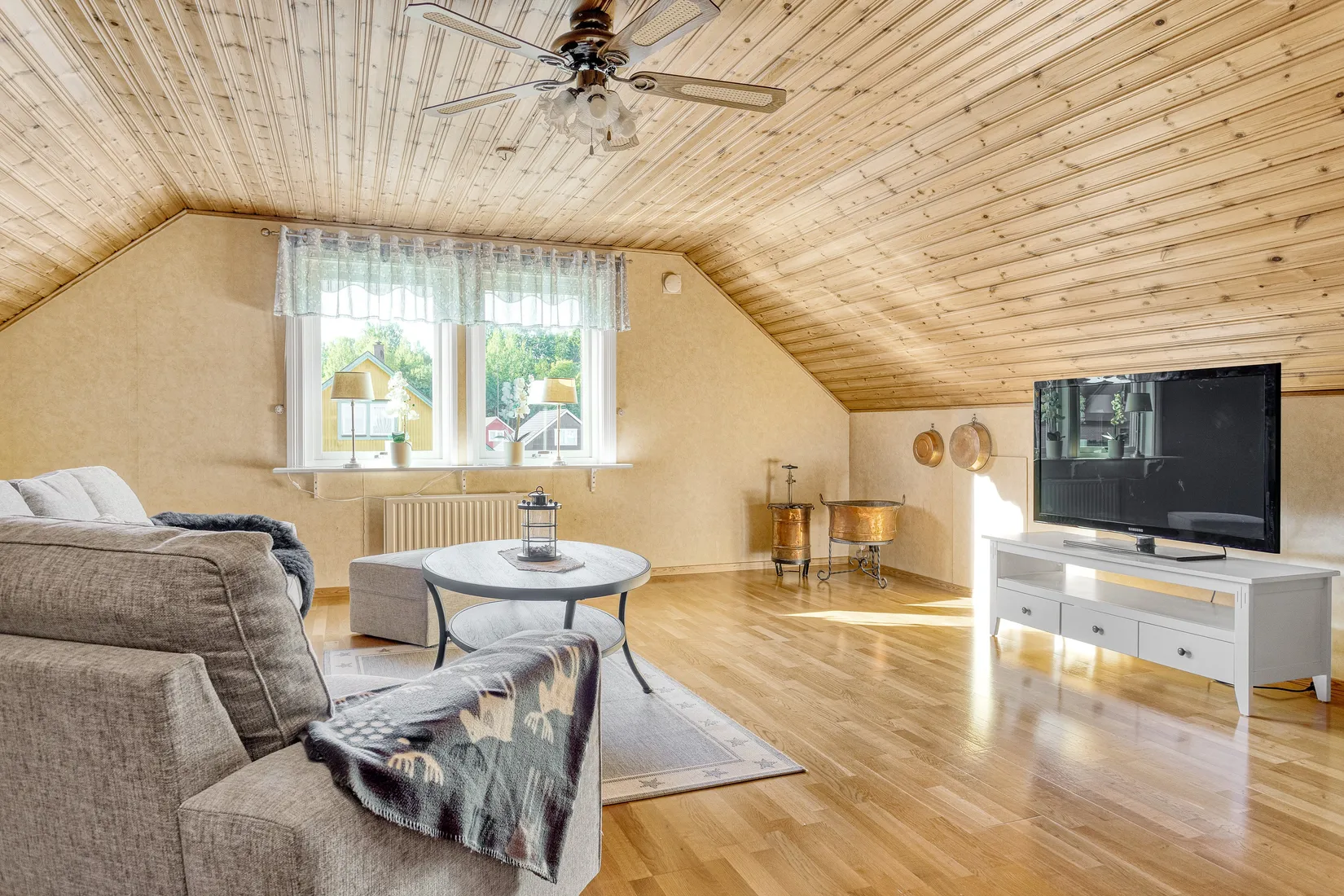 Radhus, Björnbärsvägen 11, Hagaberg, Lindesberg