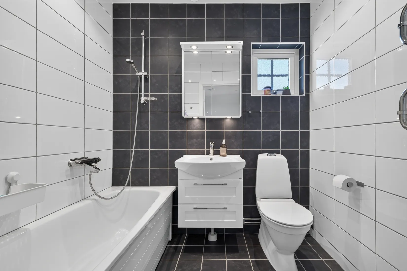 Radhus, Ulsavilagatan 25A, Norra Ormesta, Örebro