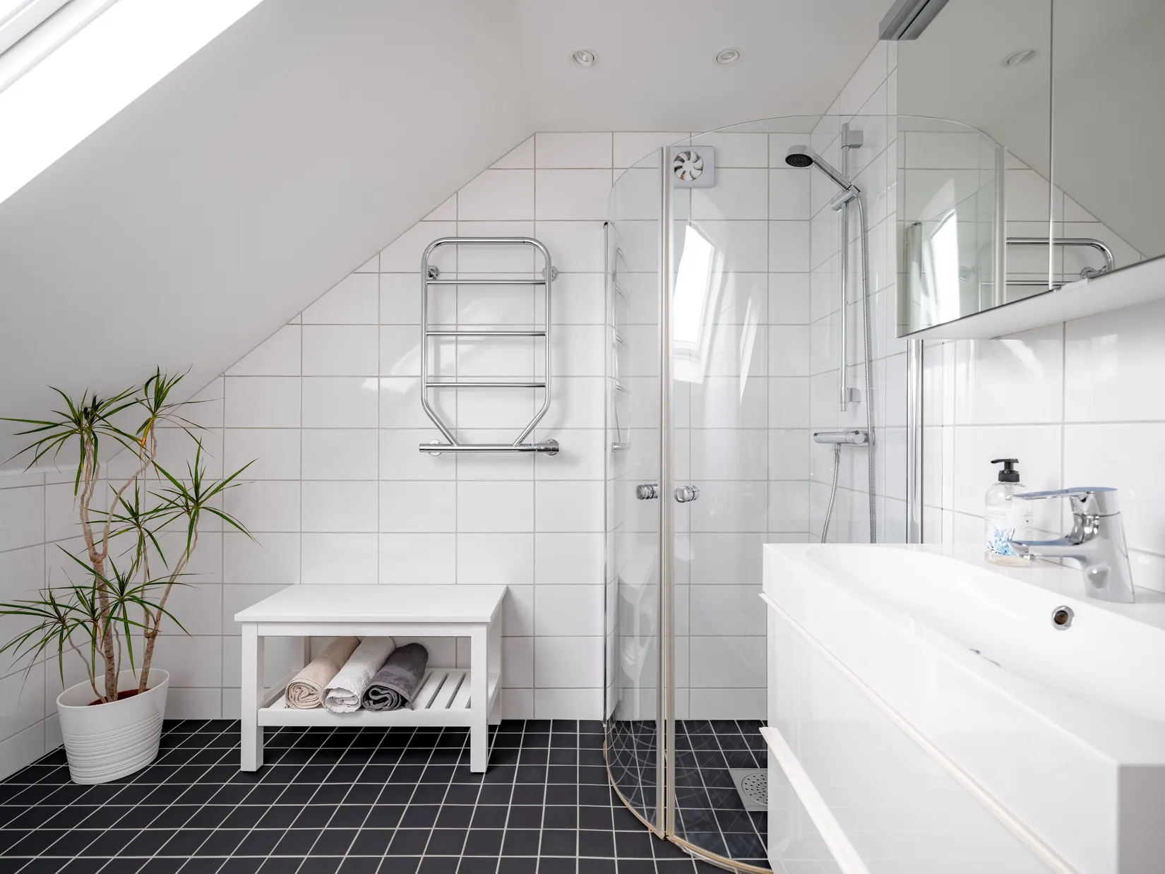 Radhus, Ladugårdsvägen 19, Ella Gård, Täby