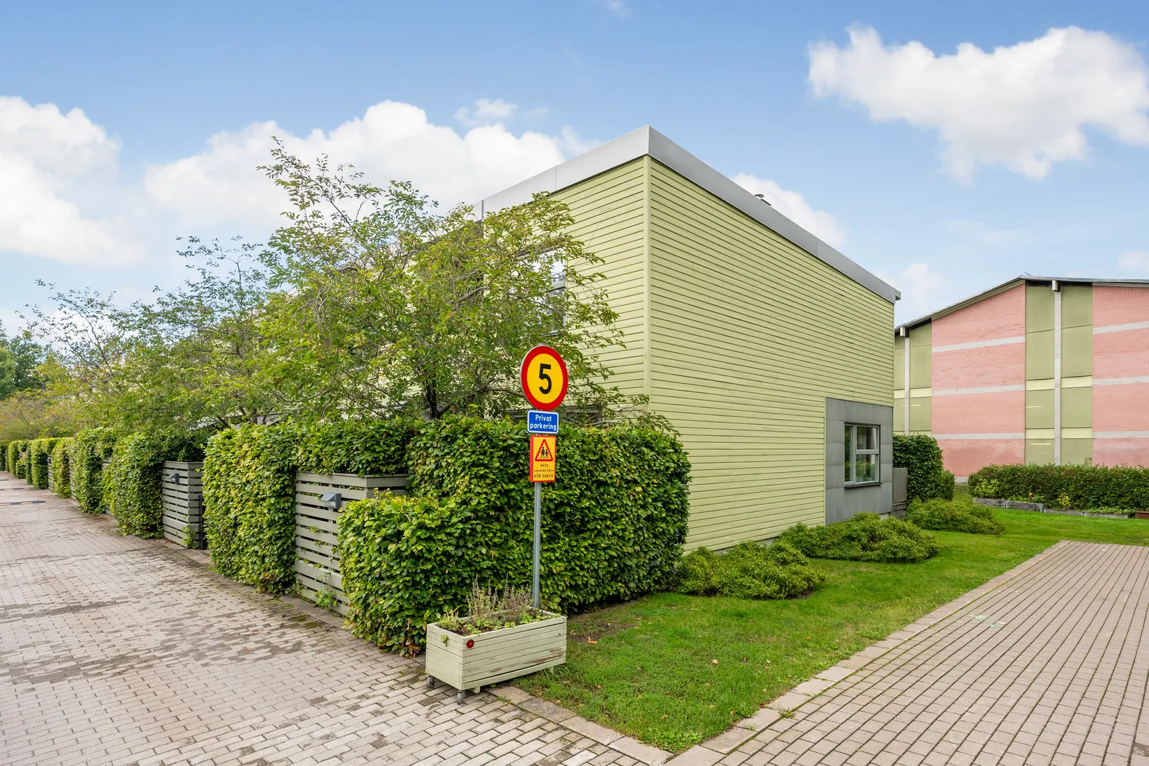 Radhus, Luftfartsgatan 4, Skarpnäck, Stockholm