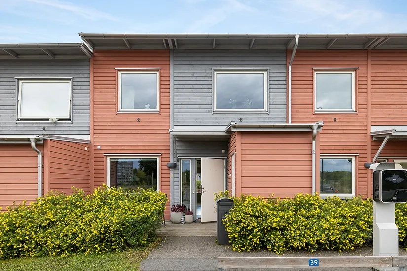 Radhus, Fänriksvägen 31, Barkarbystaden, Järfälla