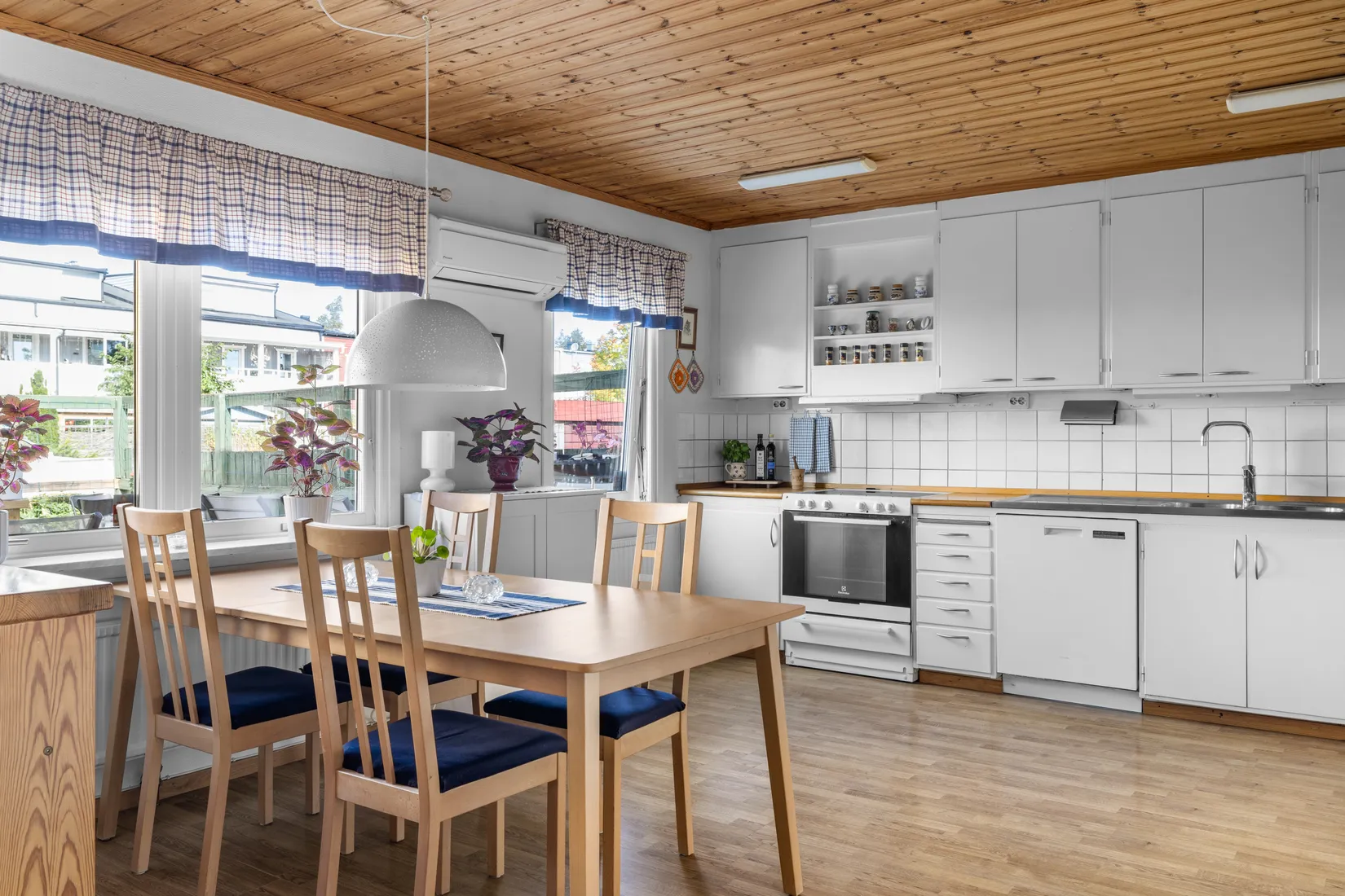 Radhus, Lindholmsbacken 52, Skärholmen, Stockholm
