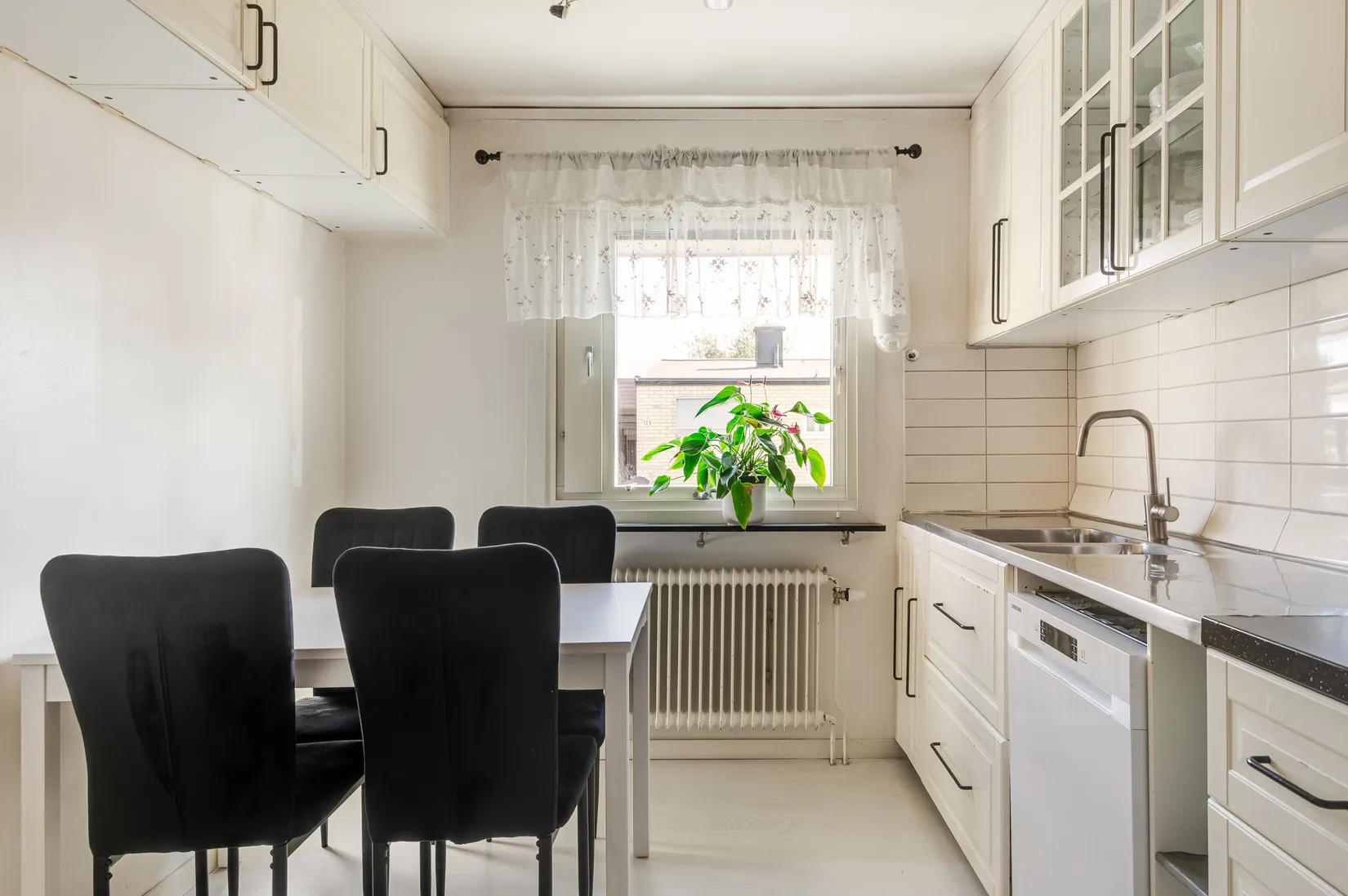 Radhus, Almgatan 11B, Lundby, Mjölby