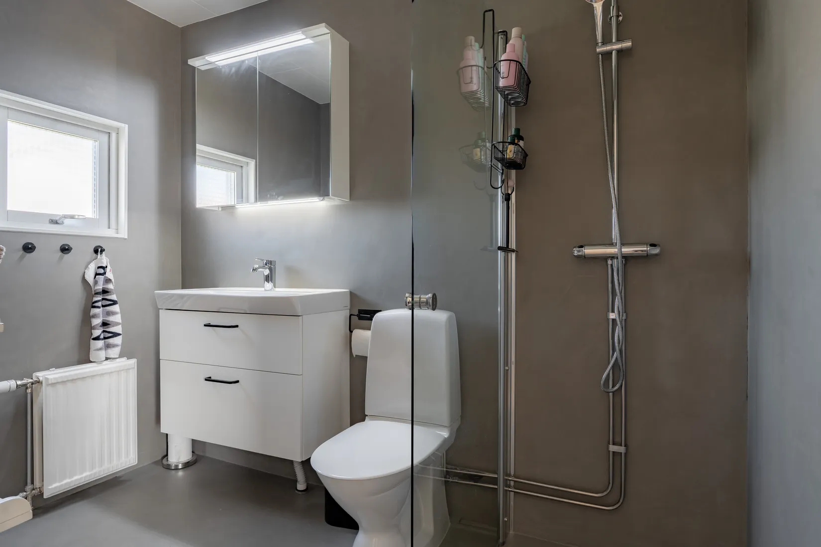 Radhus, Karlavägen 43, Haga, Vallentuna