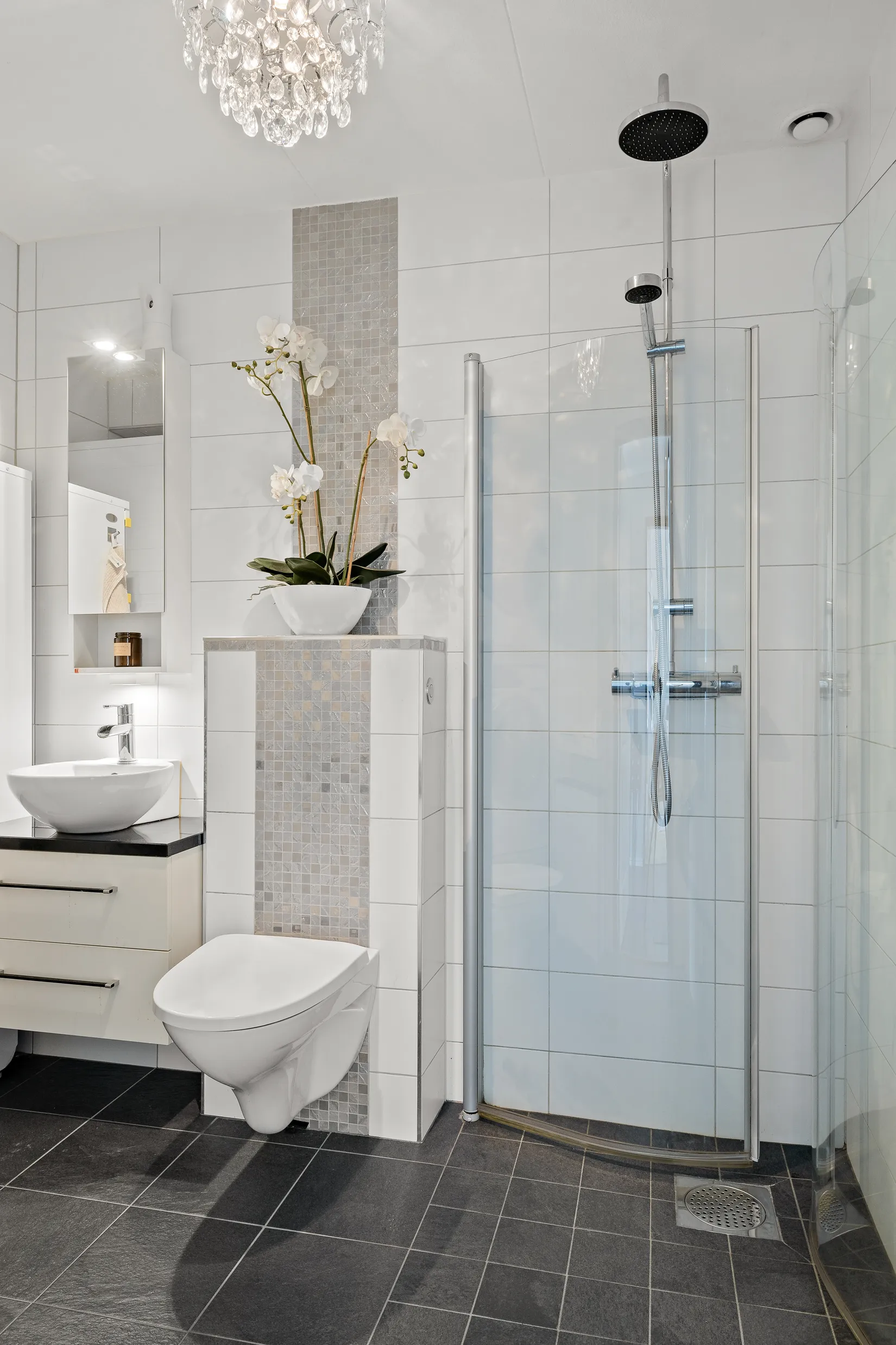 Radhus, Furuhällsvägen 24, Bålsta Furuhäll, Håbo