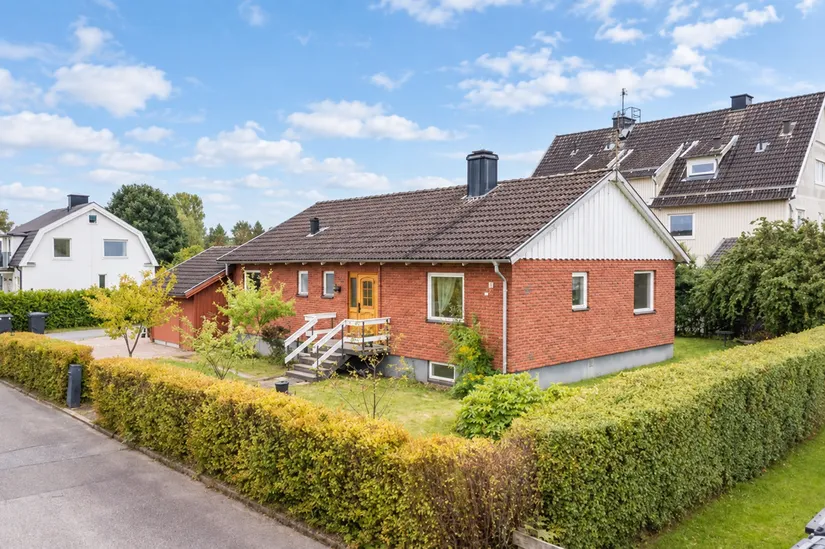 Villa, Östra Aspängsgatan 4, Kinna, Mark
