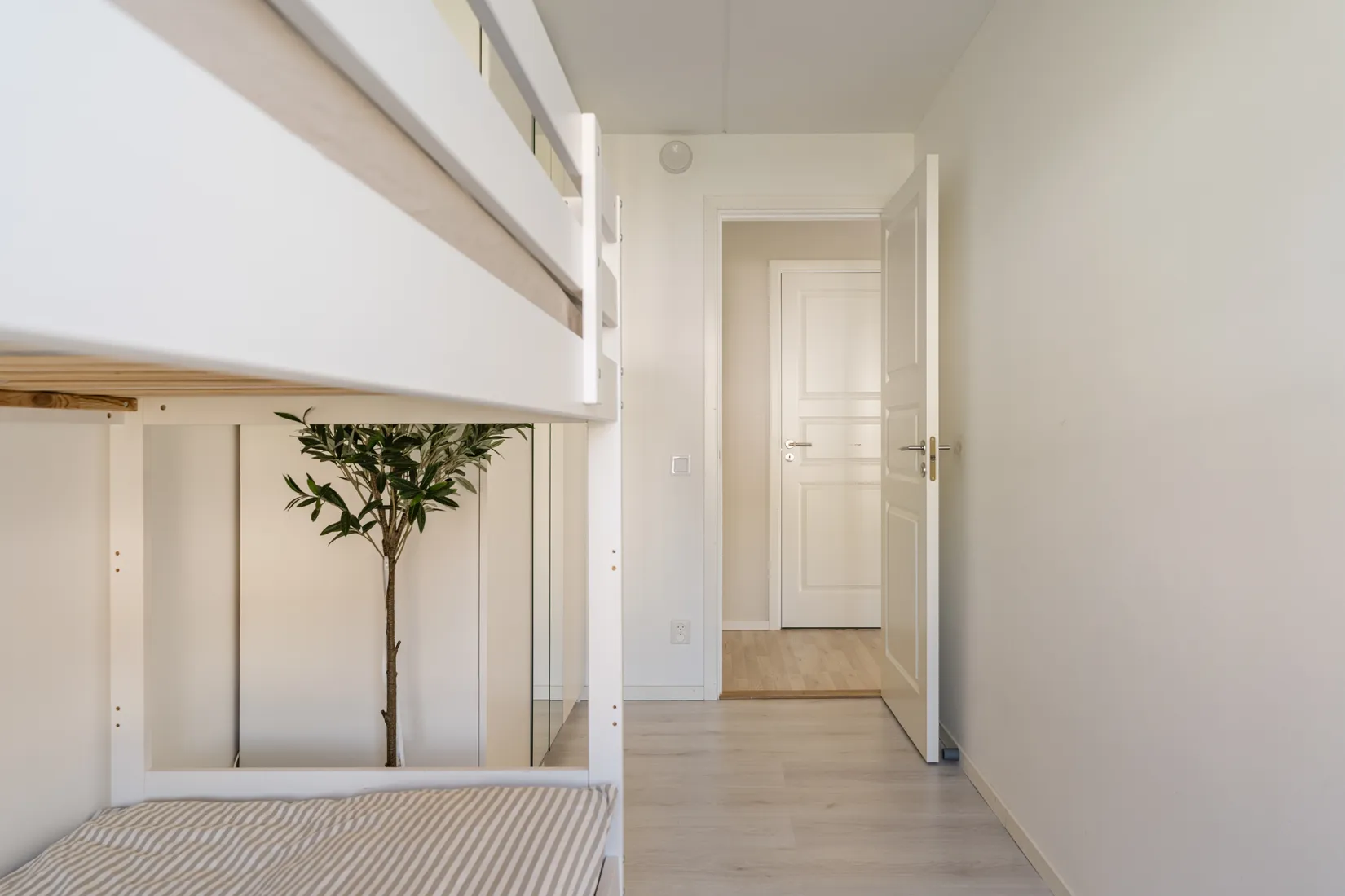 Radhus, Midsommarvägen 93, Vistaberg, Huddinge