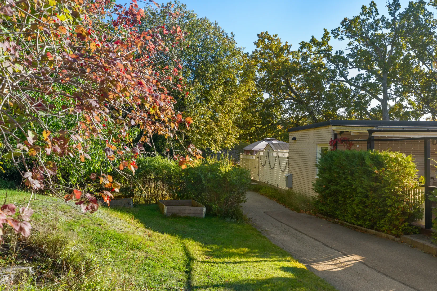 Radhus, Lyckogången 12, Trollbäcken, Tyresö