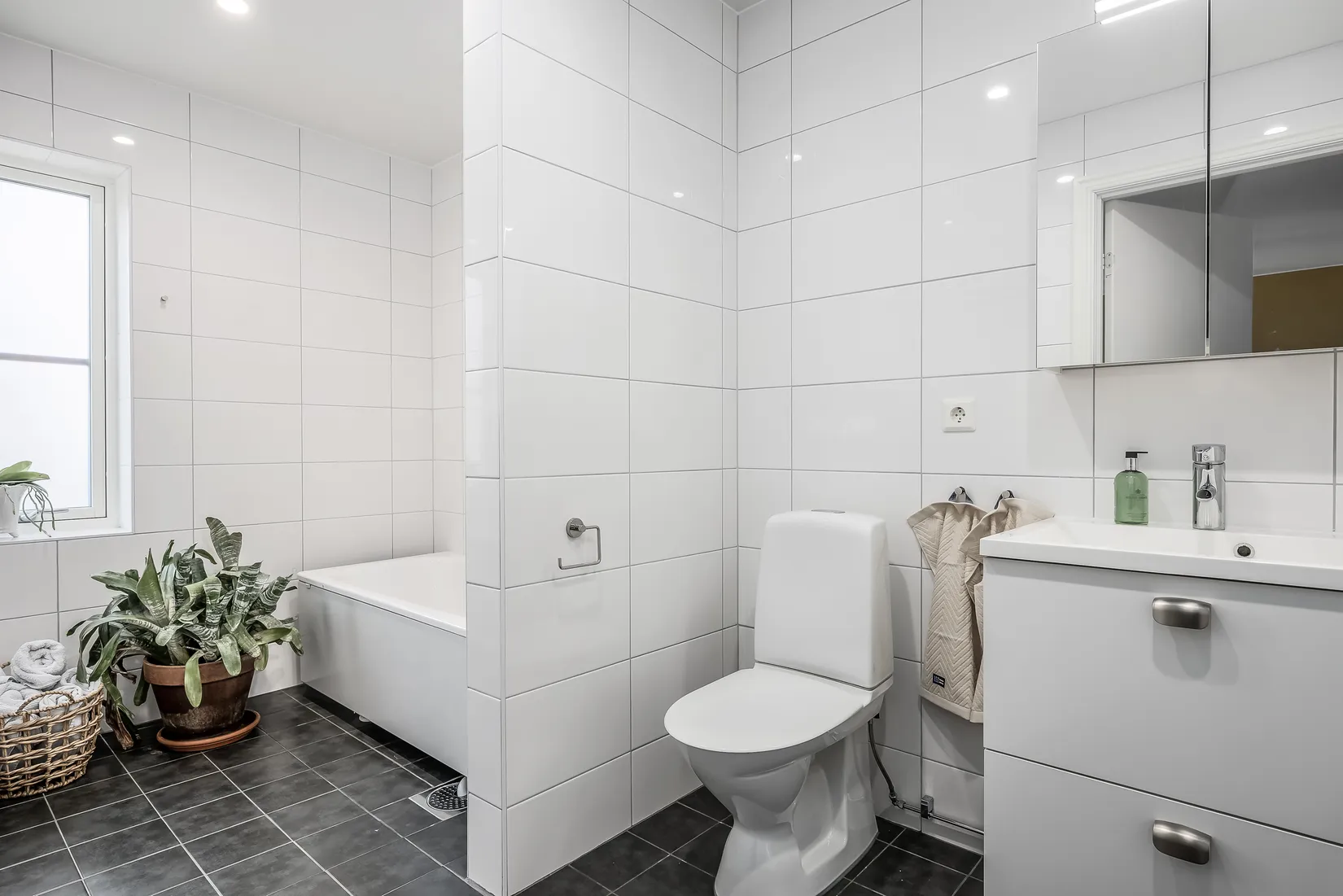 Radhus, Kolonilottsvägen 93, Lillgården, Haninge