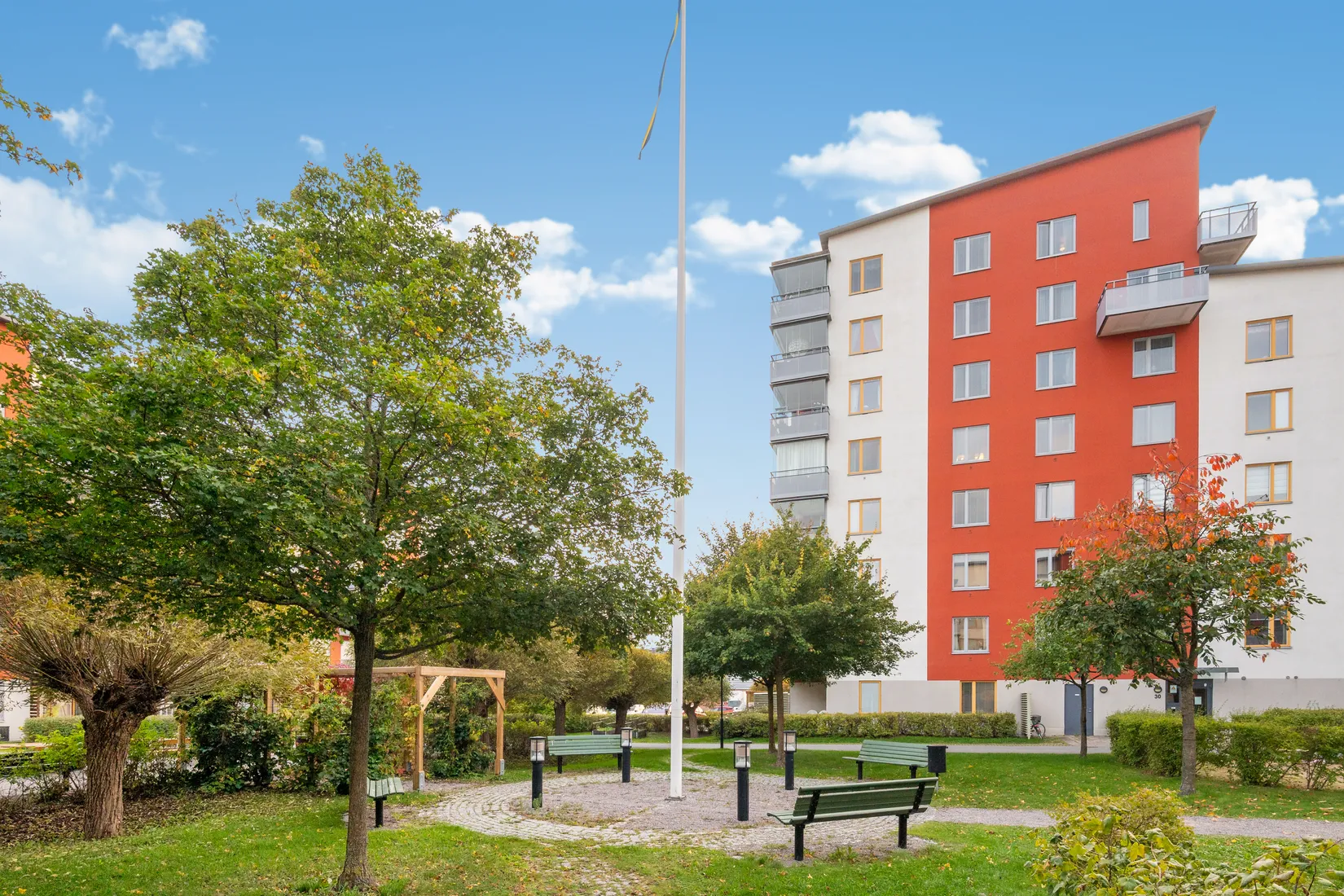 Bostadsrätt, Stilfull 3:a med inglasad balkong i soligt sydvästläge!, Spånga Solhem, Stockholm