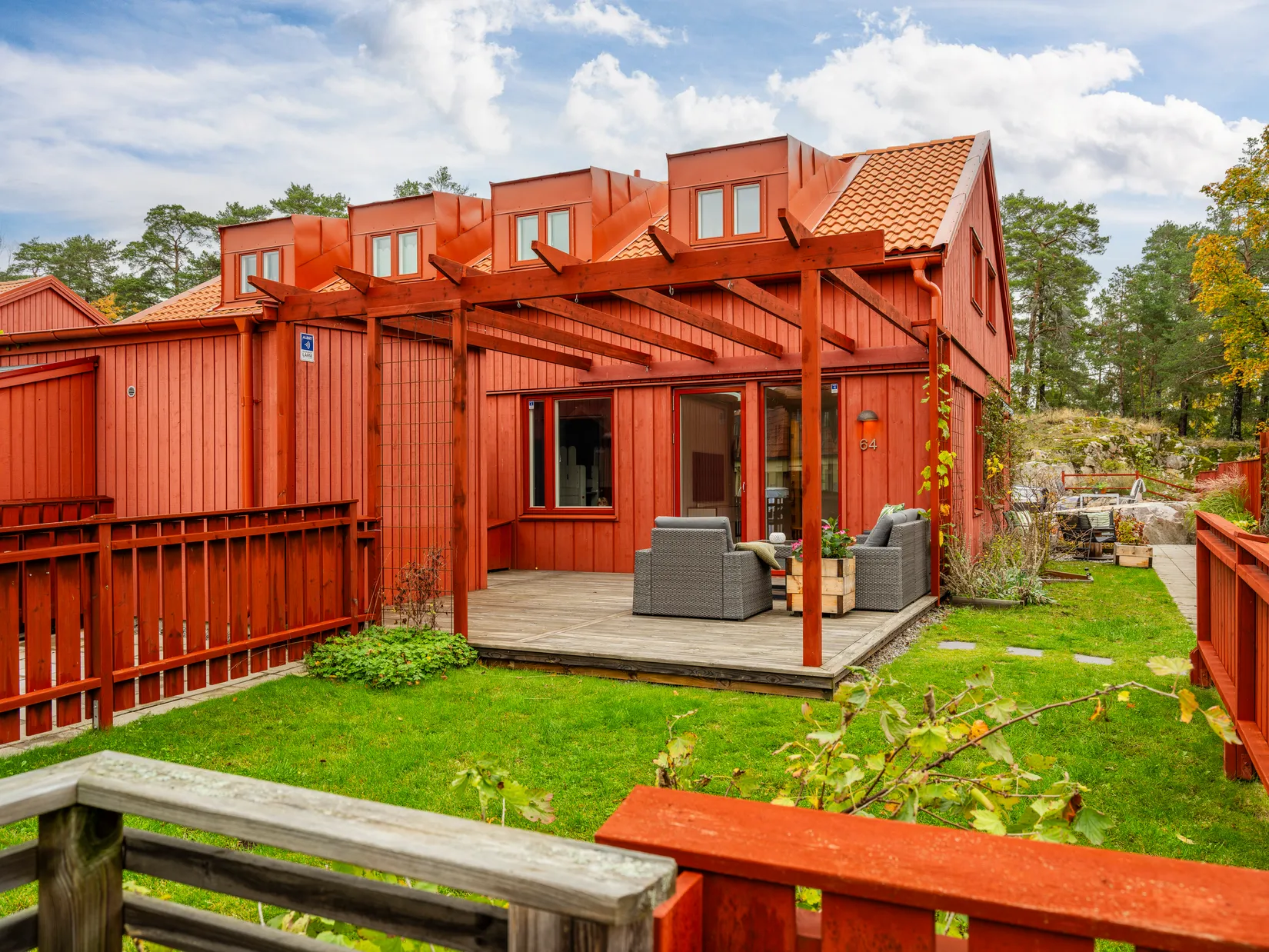 Radhus, Rådans gårdsväg 64, Silverdal, Sollentuna