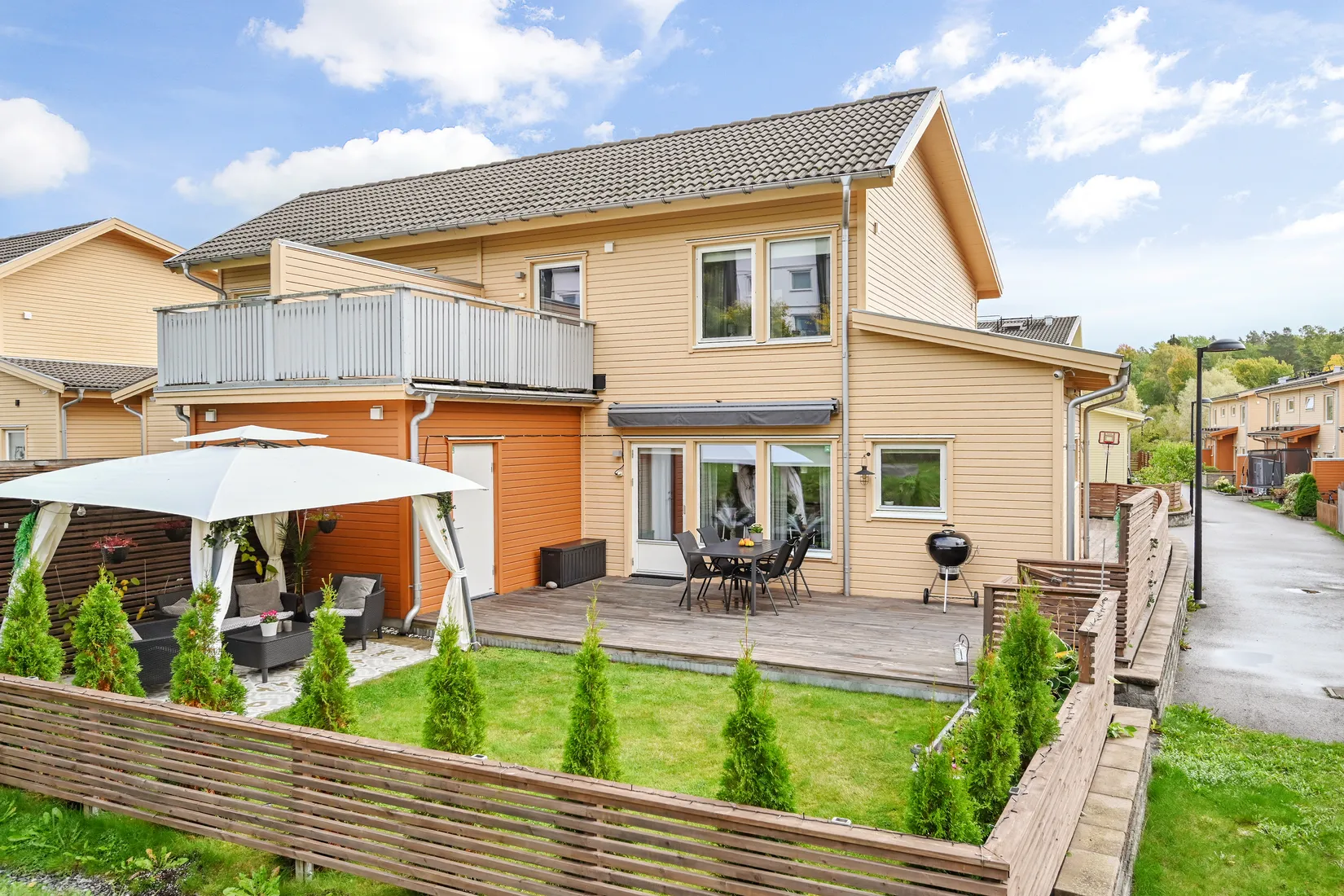 Radhus, Frisells gata 2D, Sanda Ängar, Upplands Väsby