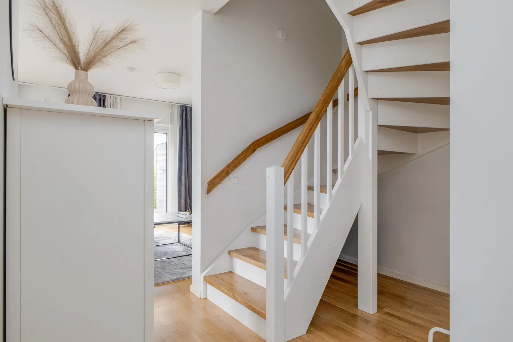 Radhus, Alphyddevägen 30, Ladubacksgärdet, Arboga