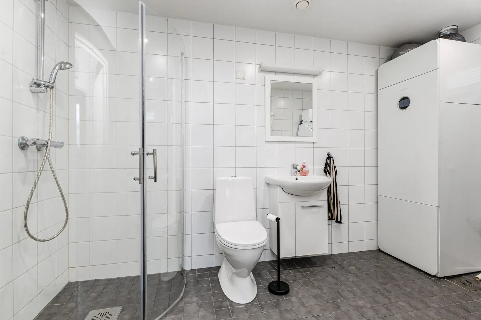 Radhus, Alphyddevägen 30, Ladubacksgärdet, Arboga