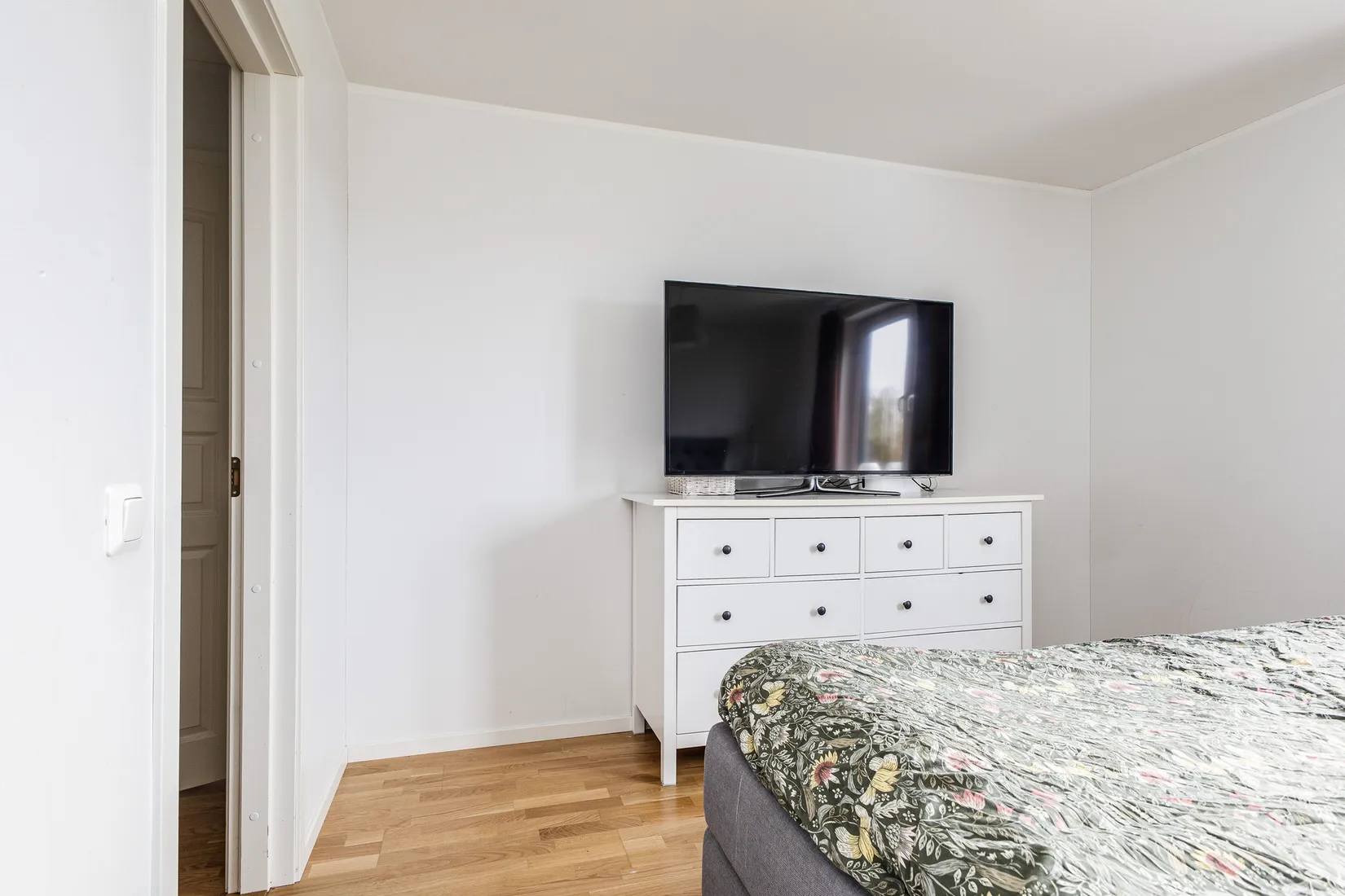 Radhus, Alphyddevägen 30, Ladubacksgärdet, Arboga
