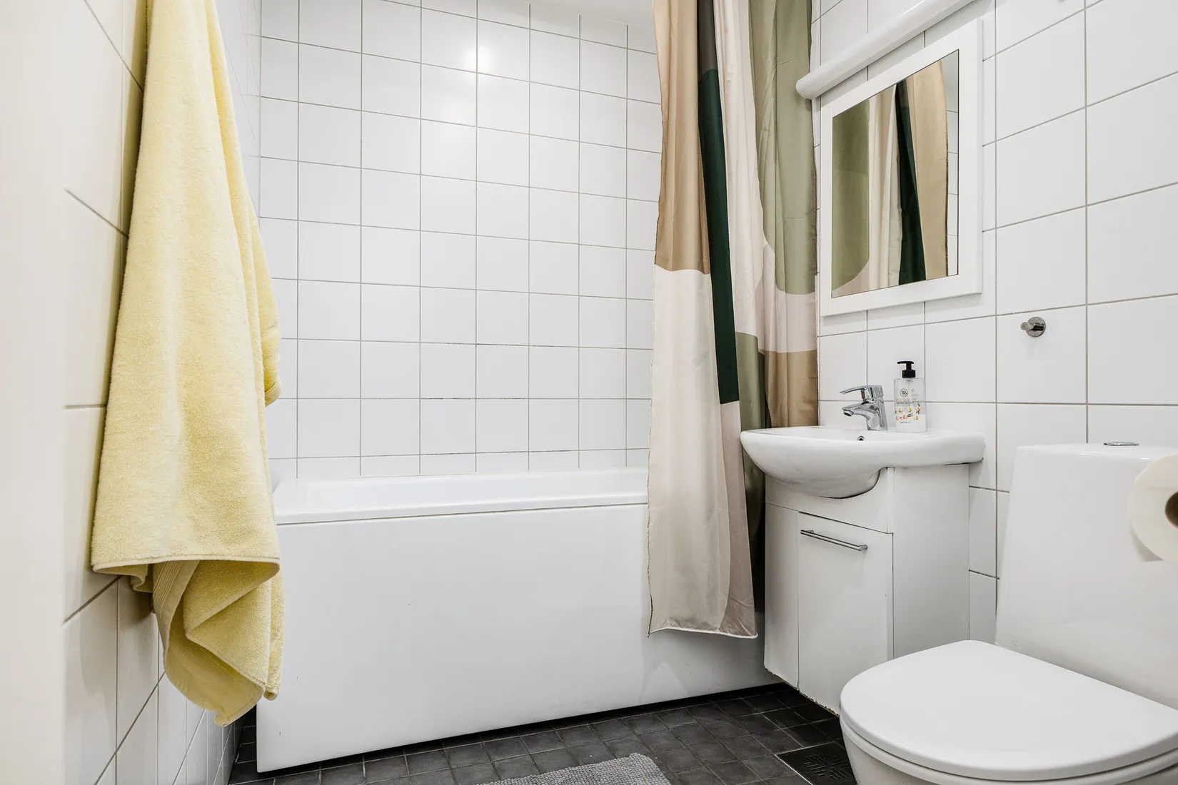 Radhus, Alphyddevägen 30, Ladubacksgärdet, Arboga