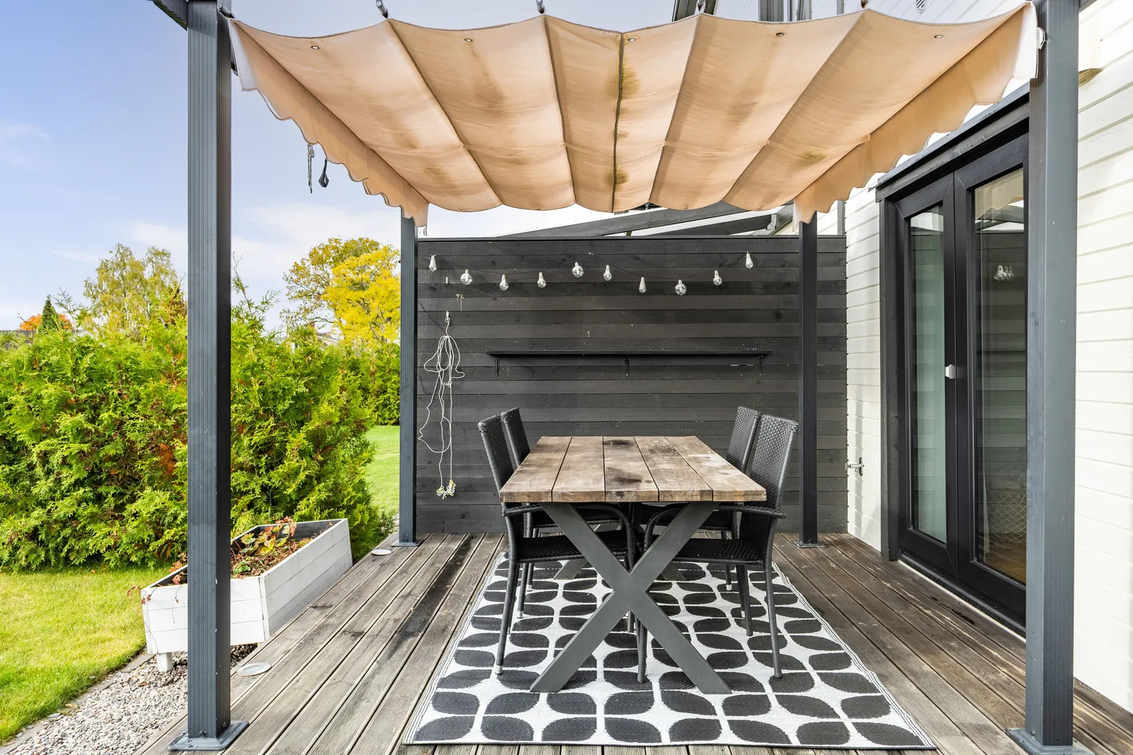 Radhus, Alphyddevägen 30, Ladubacksgärdet, Arboga