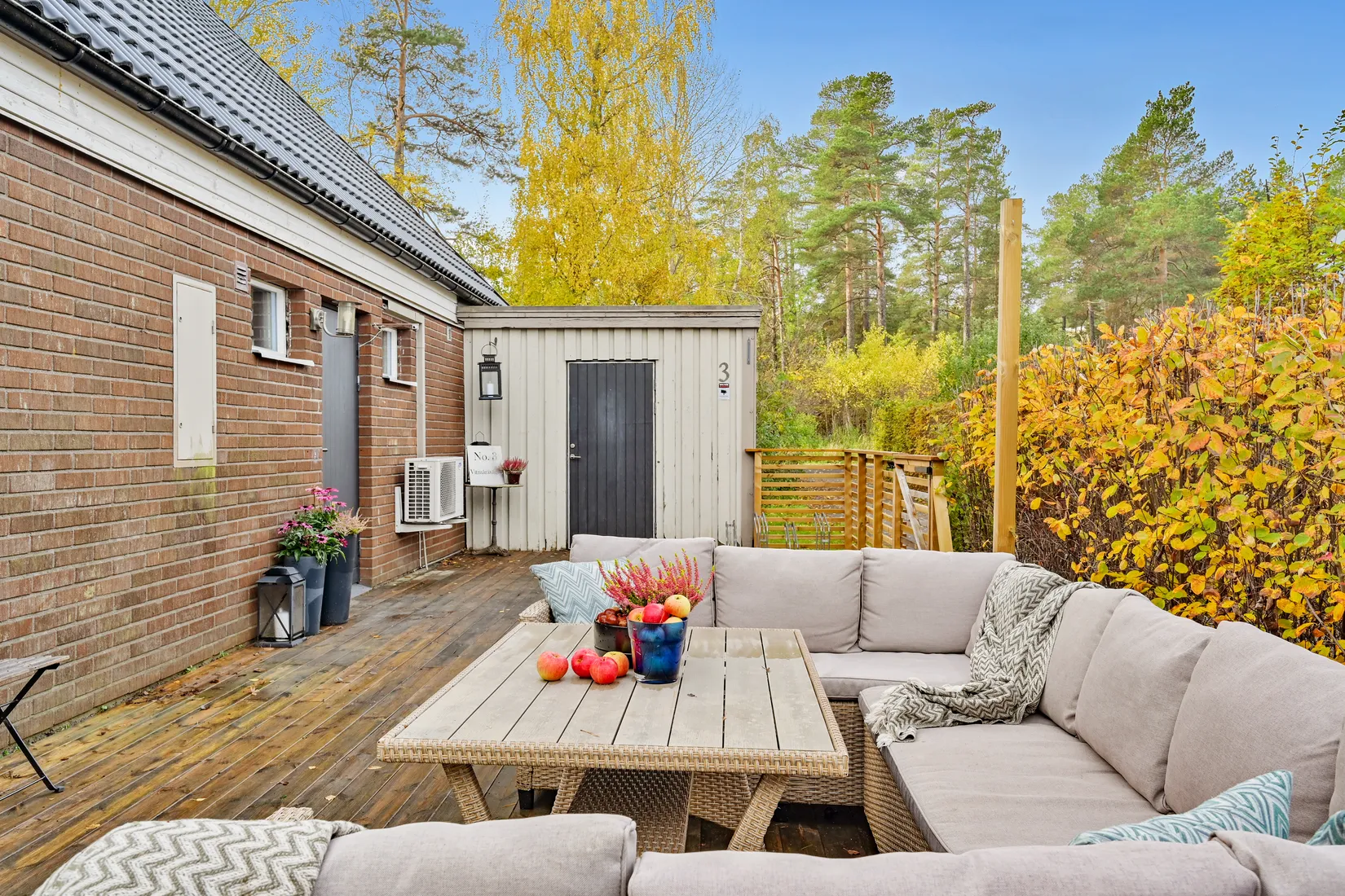 Radhus, Vitmåravägen 3, Sjukyrkoberget, Upplands Väsby