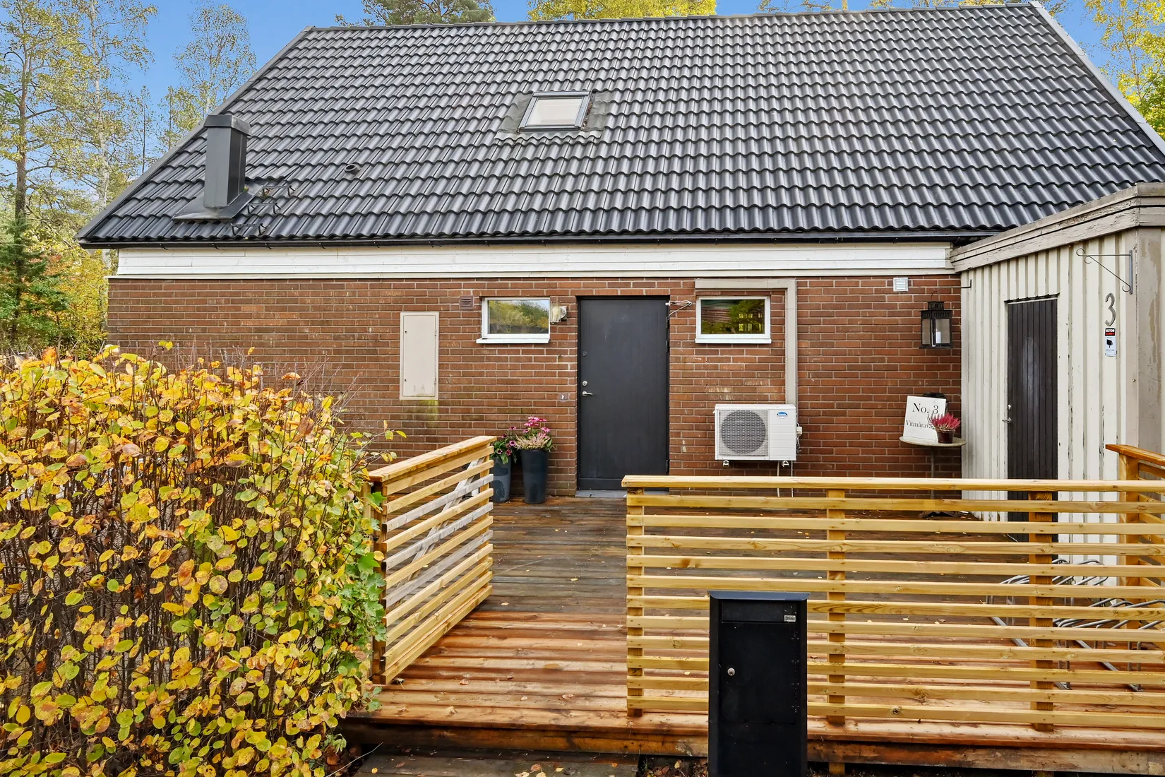 Radhus, Vitmåravägen 3, Sjukyrkoberget, Upplands Väsby
