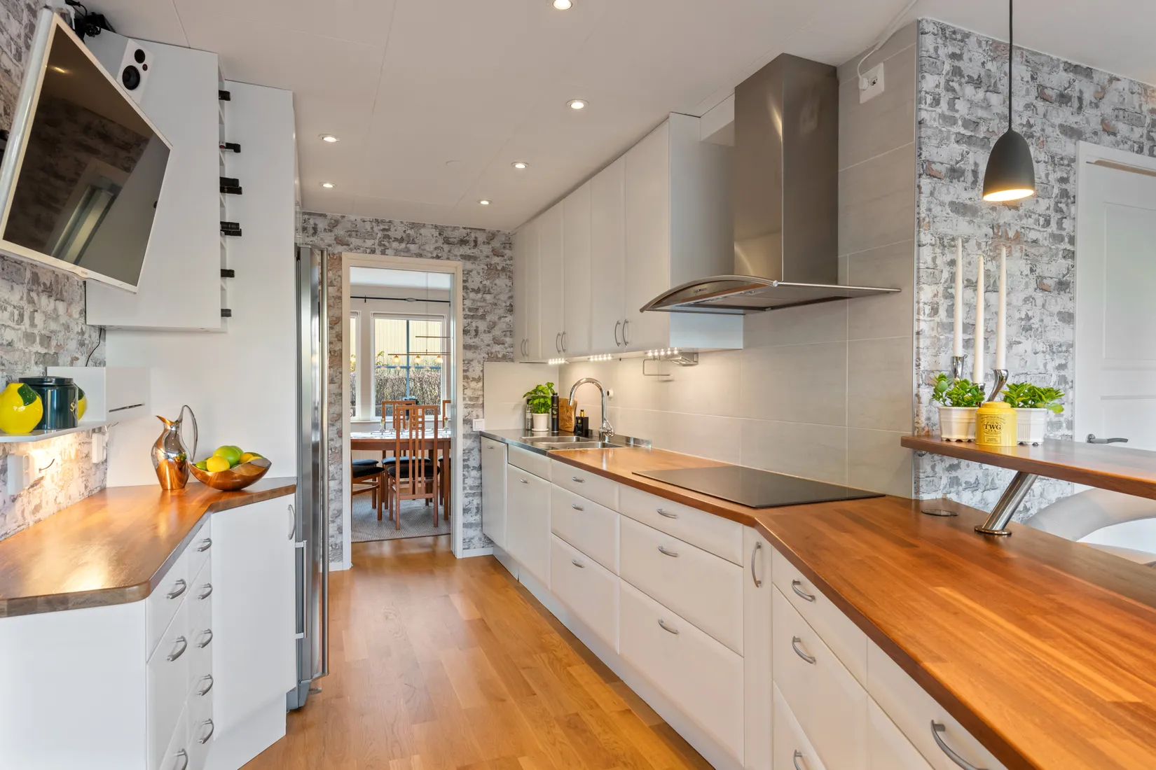 Radhus, Miklagårdsvägen 23, Täby Kyrkby, Täby