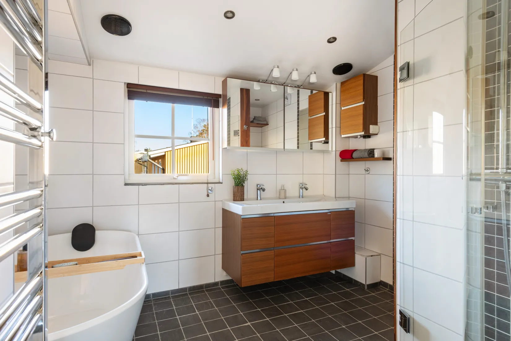 Radhus, Miklagårdsvägen 23, Täby Kyrkby, Täby