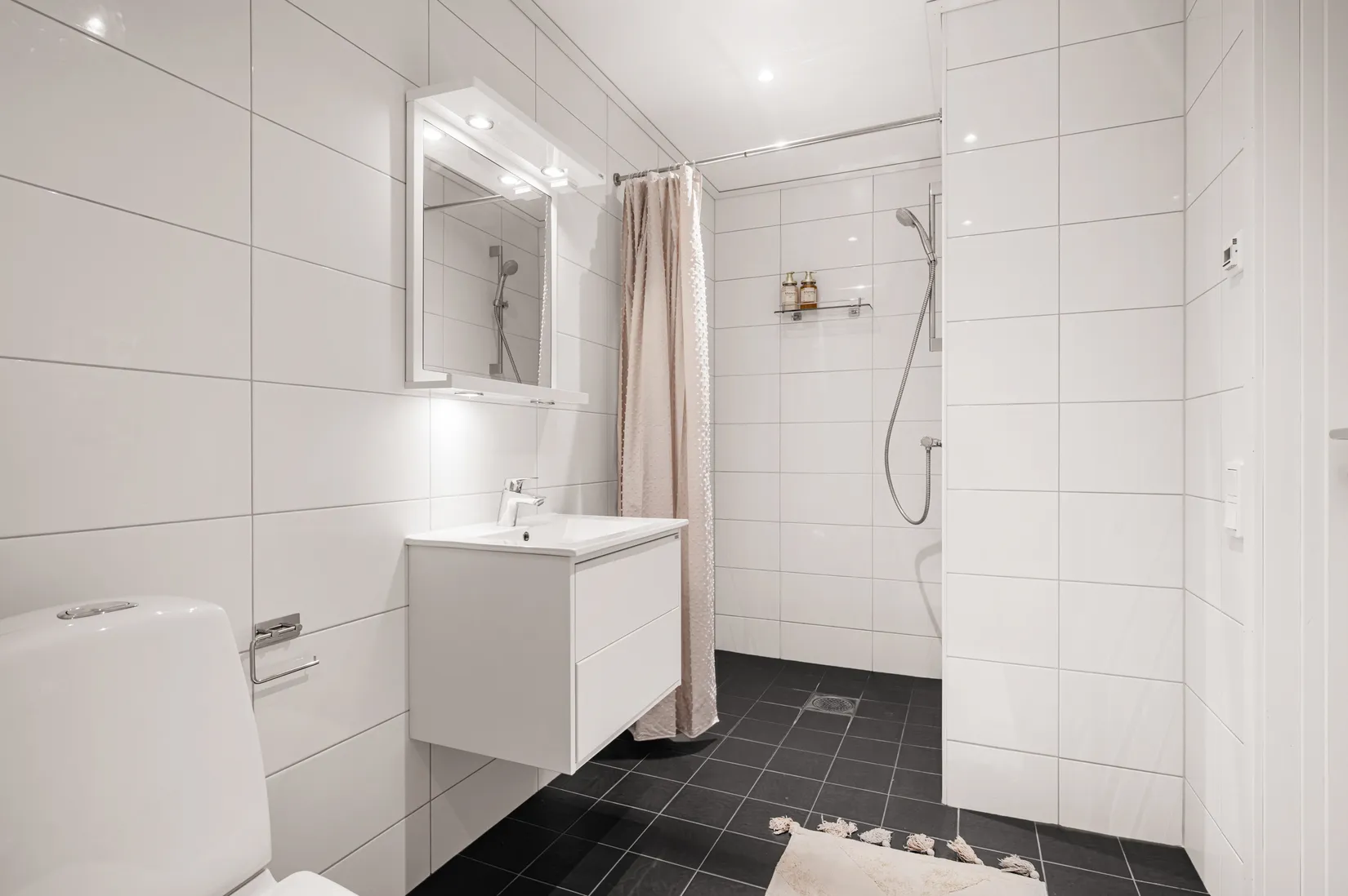 Radhus, Lillmossvägen 12B, Kungsängen/Norrboda, Upplands-Bro
