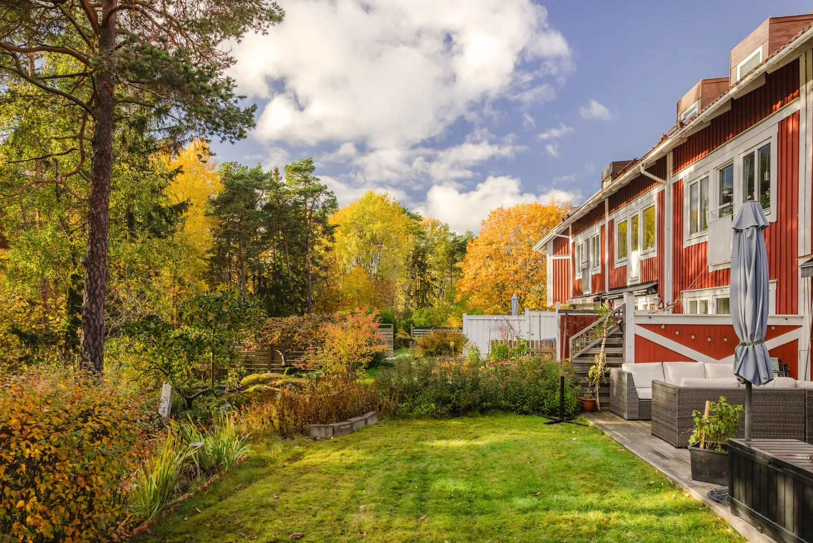 Radhus, Gullrands väg 27, Hallunda, Botkyrka