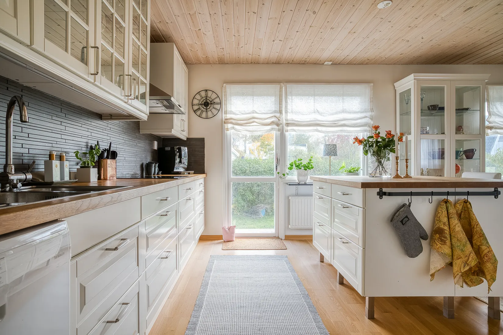 Köket med gott om arbetsyta