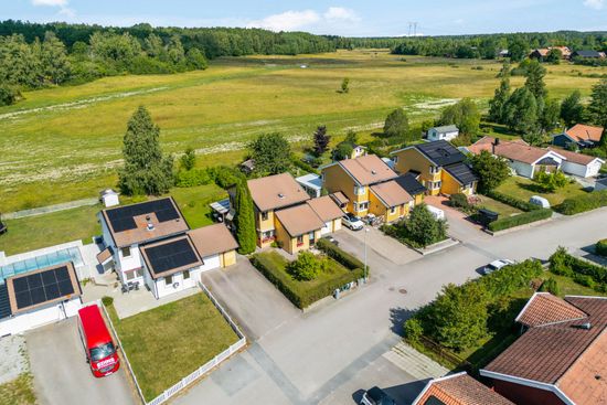 Villa, Radhus, Sikvägen 10, Råbydal, Håbo