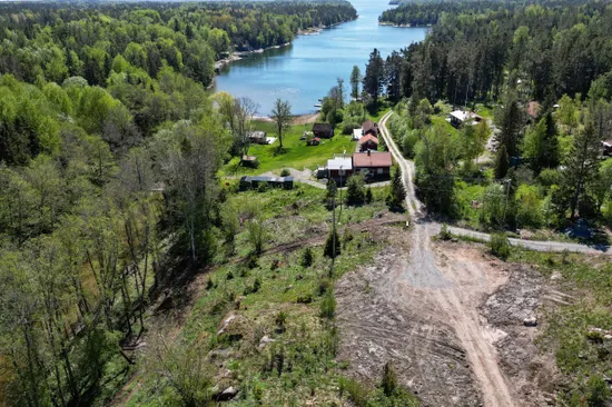 Tomt, Havsnära tomt som går ner till kanalen, Björkö, Norrtälje