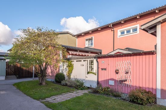 Radhus, Albert Engströms gata 154, Klockaretorpet, Norrköping