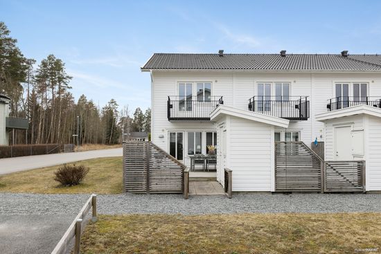 Radhus, Kiwigatan 2A, Nyponlunden, Örebro