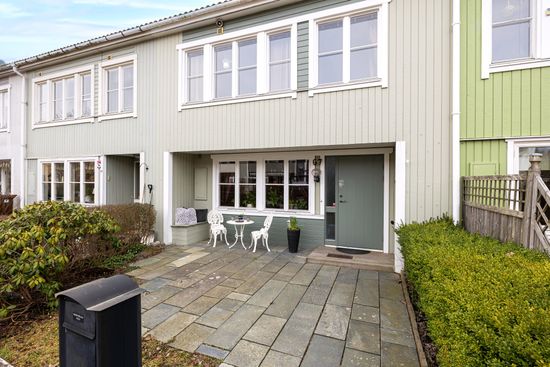 Radhus, Lövmovägen 67, Upplands Väsby