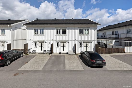 Radhus, Kiwigatan 8 B, Mellringe/Nyponlunden, Örebro