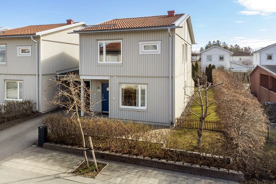 Radhus, Nidarosslingan 58, Skälby, Järfälla