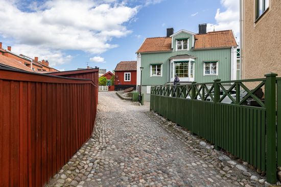 Villa, Mäster Lars gränd 7, Centralt vid Kyrkberget, Strängnäs