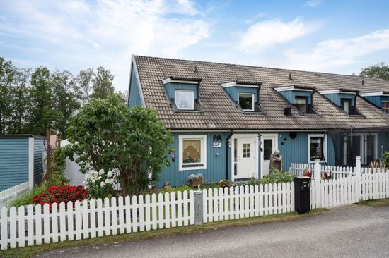 Villa, Radhus, Skämbylötvägen 25A, Åkers Styckebruk, Strängnäs