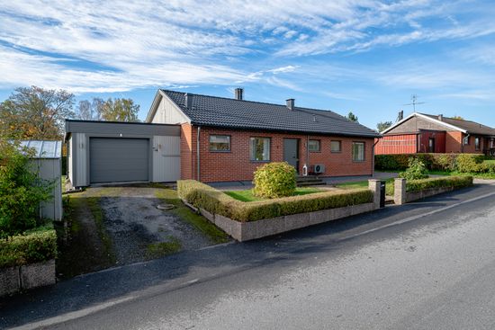 Villa, Korsbacksvägen 1, Björnlunda tätort, Gnesta