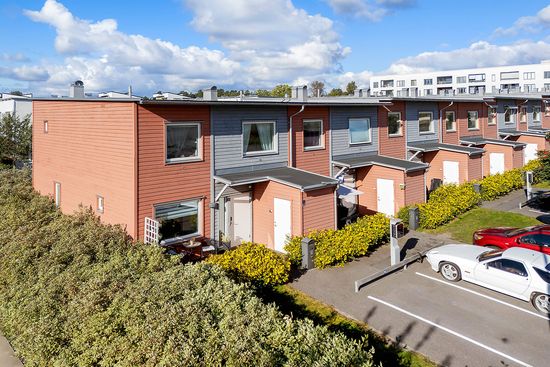 Radhus, Fänriksvägen 35, Barkarbystaden, Järfälla