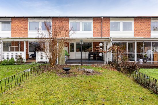 Villa, Radhus, Brunnbygatan 64, Nordanby, Västerås