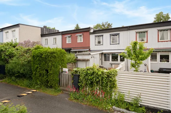 Radhus, Kalkstigen 8, Lillsjön, Upplands-Bro