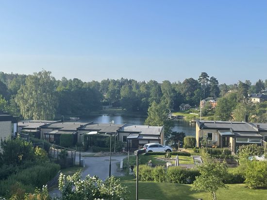 Radhus, Hållstigen 14, Trollbäcken, Tyresö