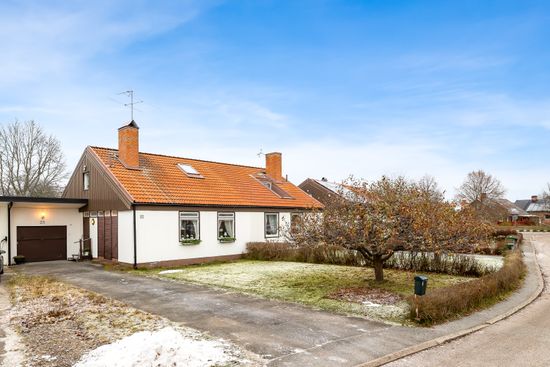 Villa, Radhus, Almgatan 25, Almby, Örebro