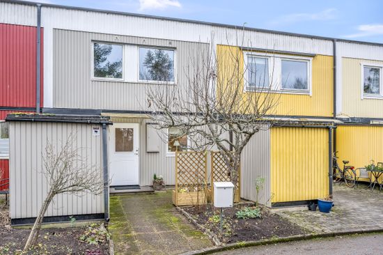 Radhus, Wilhelm Wibergs gata 162, Klockaretorpet, Norrköping