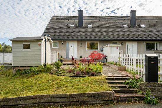 Villa, Radhus, Basgränd 144, Kälvesta, Stockholm