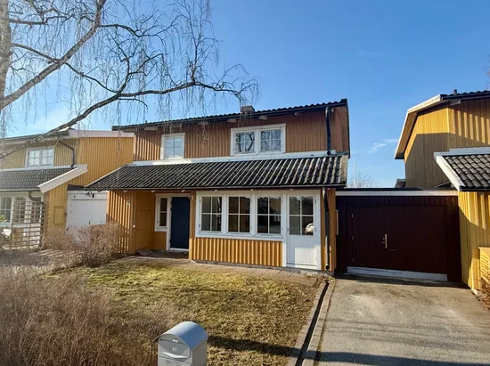 Radhus, Miklagårdsvägen 57, Täby Kyrkby, Täby