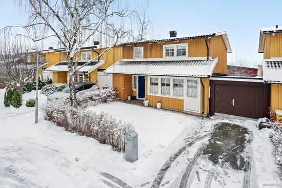 Radhus, Miklagårdsvägen 57, Täby Kyrkby, Täby