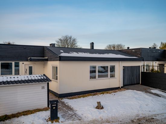 Villa, Radhus, Vängevägen 25, Skälby, Upplands Väsby