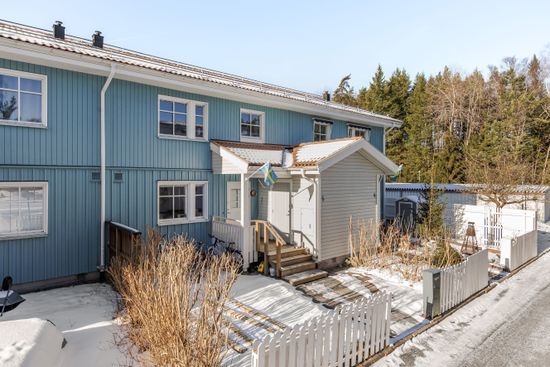 Radhus, Rosenbloms väg 6, Lasarettsområdet, Nyköping