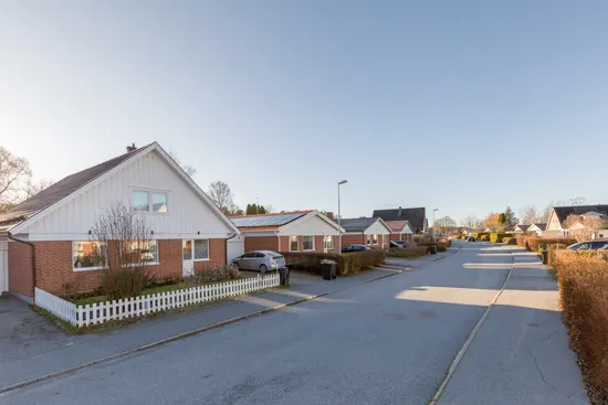 Radhus, Solrosvägen 19, Märsta Centralt, Sigtuna